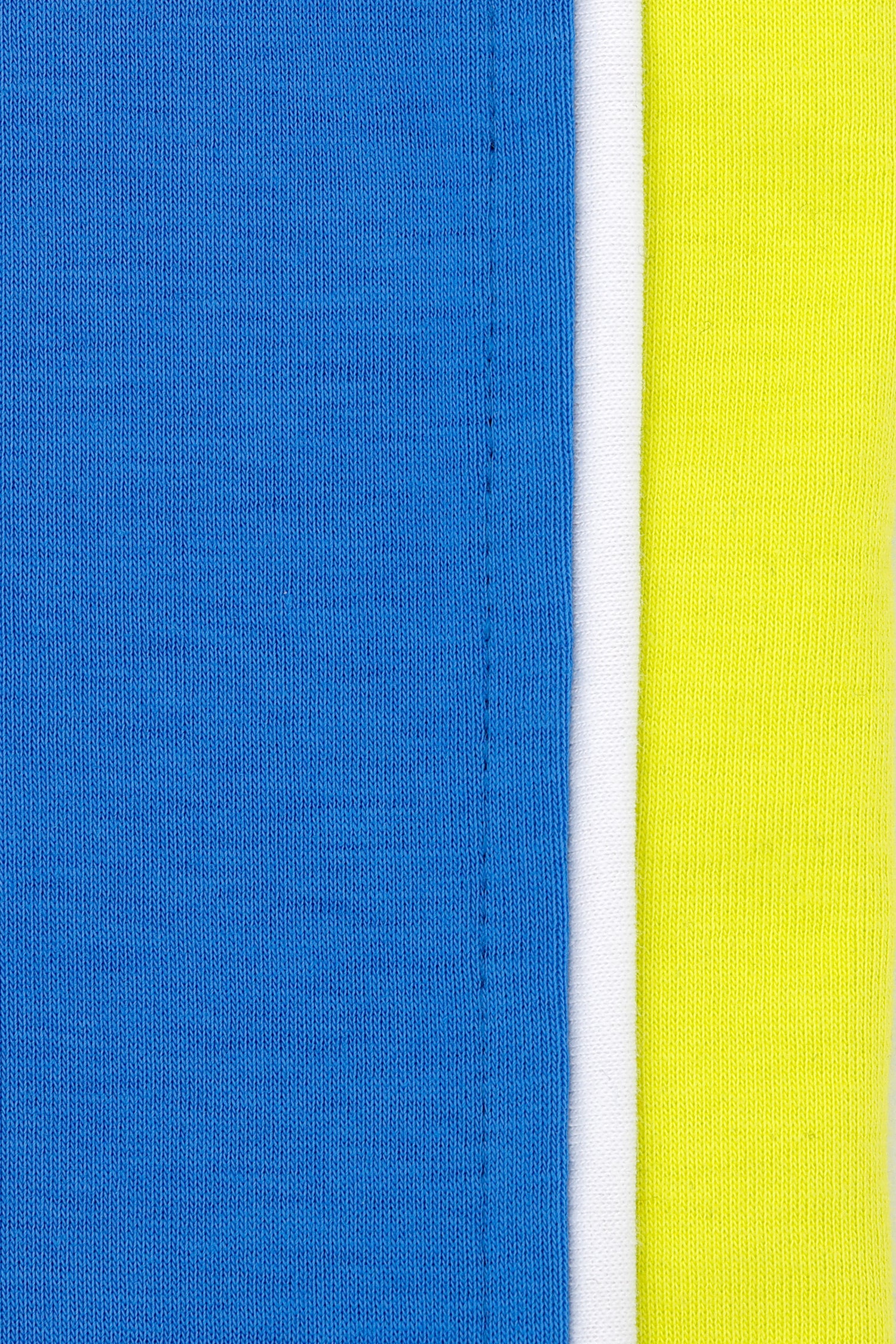 Erkek çocuk polo yaka t-sihrt – Milky Wlky dikiş detayı (yakın çekim).