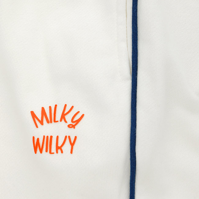 Erkek çocuk beyaz jogger eşofman altı -  Milky Wilky logo detayı (yakın çekim).
