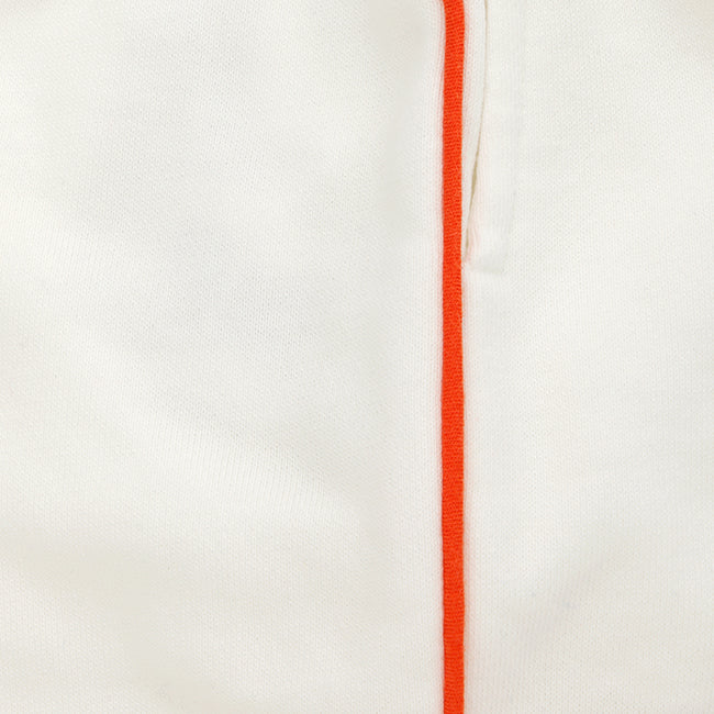 Erkek çocuk beyaz jogger eşofman altı - dikiş detayı (yakın çekim).