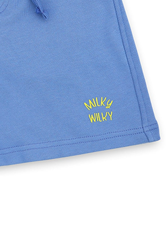 Erkek çocuk lila şort – Milky Wlky logo detayı (yakın çekim)